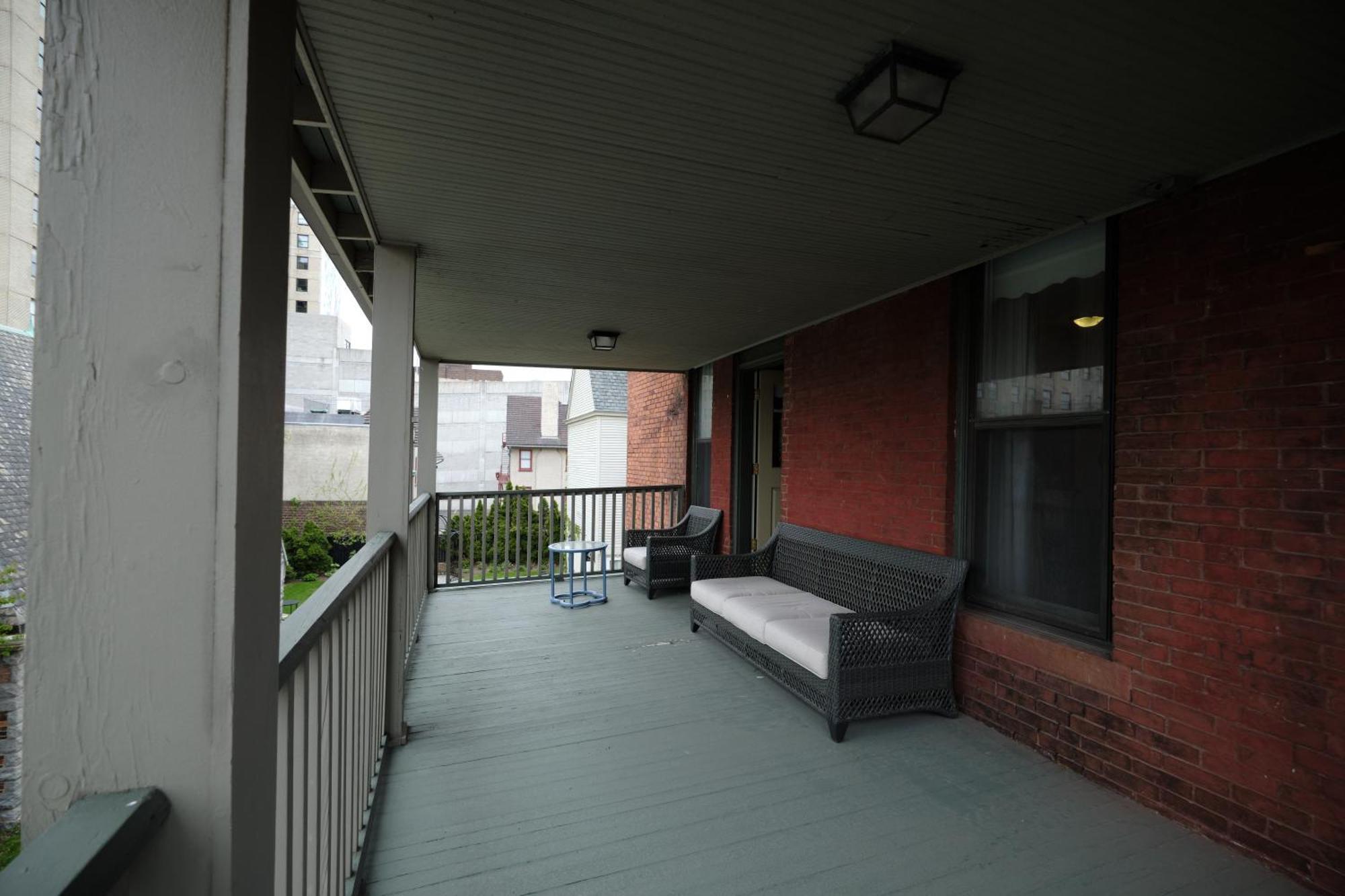 Inn The On Ferry Street